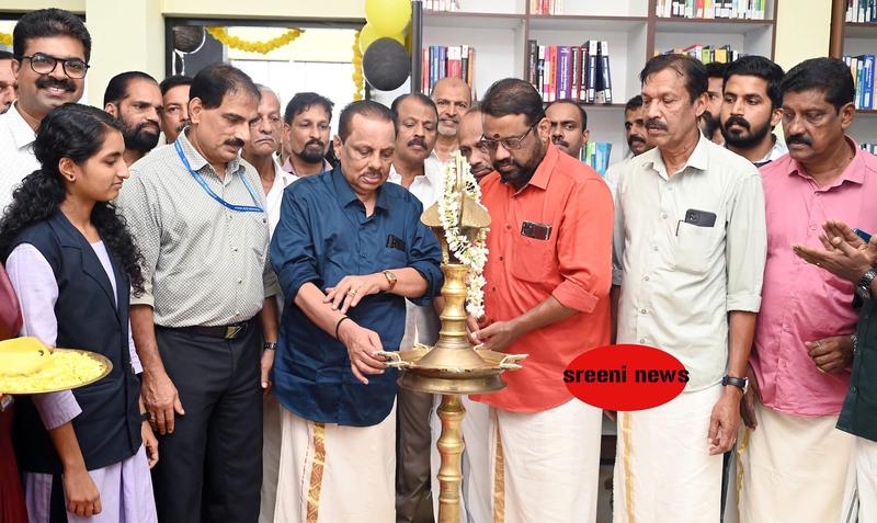 വടകര ശ്രീനാരായണ കോളേജ്  ലൈബ്രറി പുതിയ കെട്ടിടത്തിലേക്ക് 